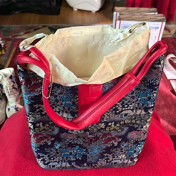 Elegant Floral Tote Bag with Red Straps - Picture 5 of 9